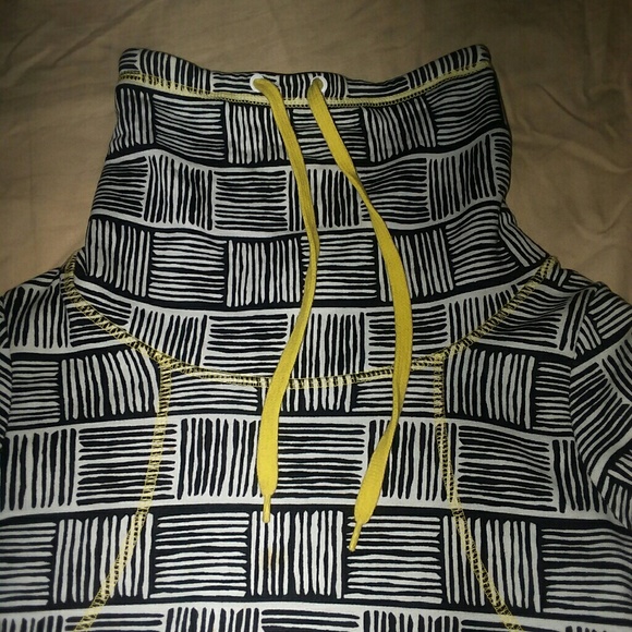 [DIVIDED] Turtle Neck Sweater by H&M Size 2 - Picture 2 of 5